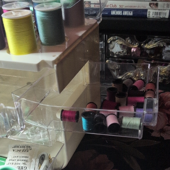 Multi-Color Thread Organizer Box - Picture 6 of 9